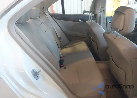 2013 Mercedes-Benz C 300 Sport 4Matic z USA, uszkodzony, nr VIN WDDGF8AB2DG075166